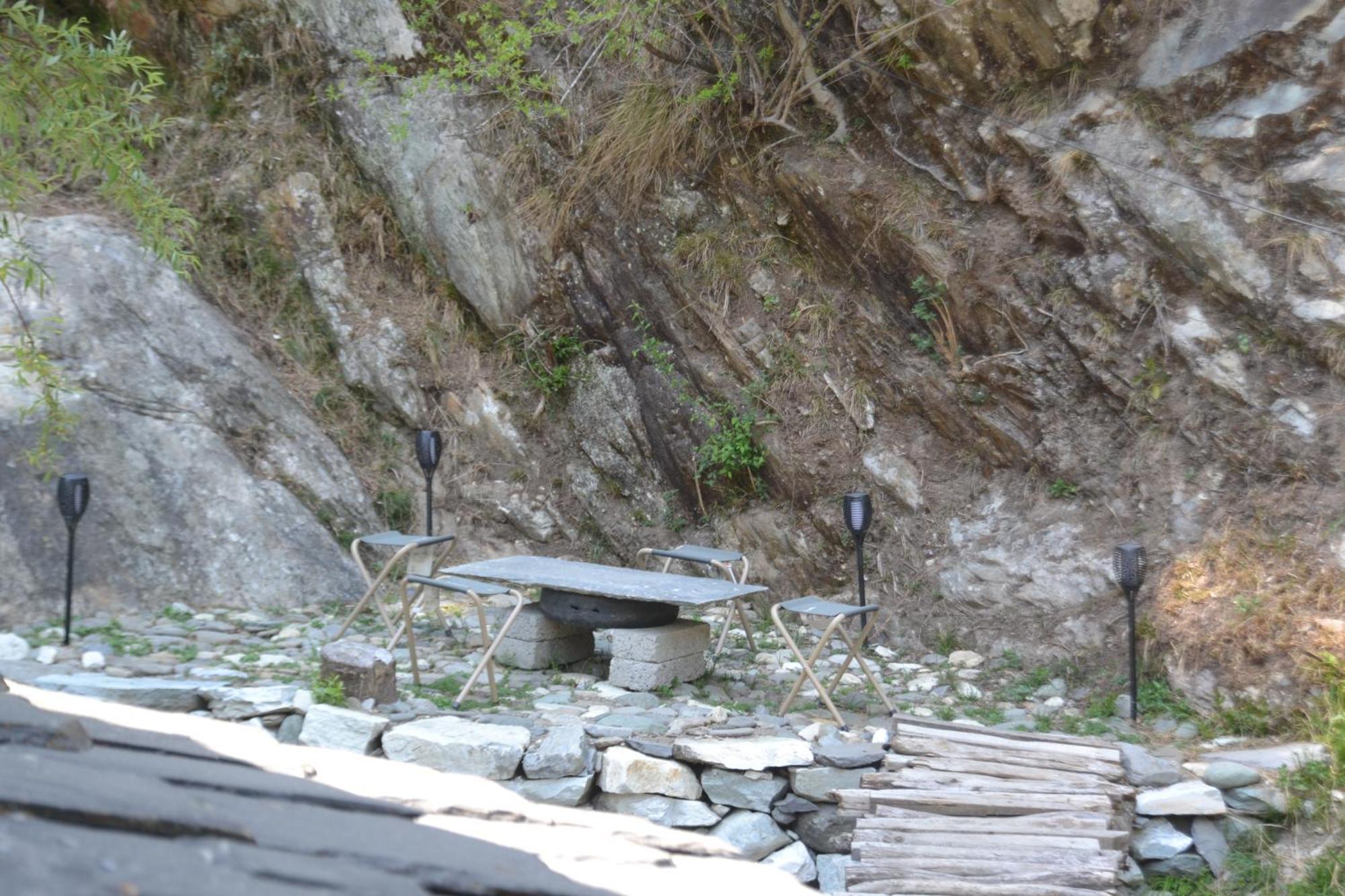 Moksha By The River,Jibhi Luaran gambar